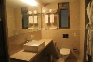 een badkamer met een wastafel en een toilet bij Hotel Beacon T2 in Mumbai