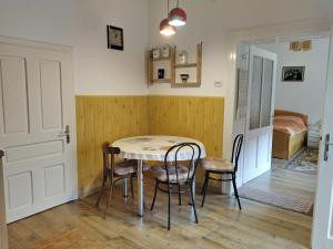 una sala da pranzo con tavolo e sedie di Zadora Haus a Săcele