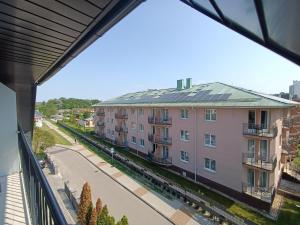 een uitzicht vanuit een raam van een gebouw bij Wegzen in Hévíz