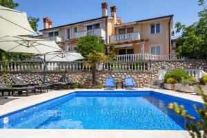 Bazén v ubytování Apartment Krebelj by El-Pi Tours nebo v jeho okolí
