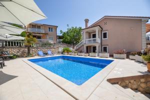 Bazén v ubytování Apartment Krebelj by El-Pi Tours nebo v jeho okolí