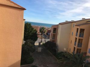 弗勒里Appartement T3 climatisé avec vue sur mer的两栋建筑之间街道的空中景观