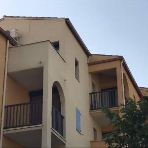 Appartement T3 climatisé avec vue sur mer的阳台或露台