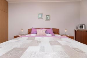 Postel nebo postele na pokoji v ubytování Apartment Krebelj by El-Pi Tours