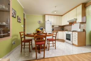 Kuchyň nebo kuchyňský kout v ubytování Apartment Krebelj by El-Pi Tours