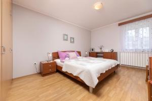 Postel nebo postele na pokoji v ubytování Apartment Krebelj by El-Pi Tours