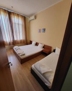 Provans famili hotel في Letnitsa: غرفة فندقية بسريرين ونافذة