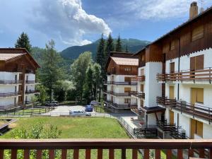 einen Blick vom Balkon eines Apartmentgebäudes in der Unterkunft Relax in montagna in Bardonecchia