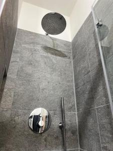 ein Bad mit einer Dusche und einer Glastür in der Unterkunft Relax in montagna in Bardonecchia