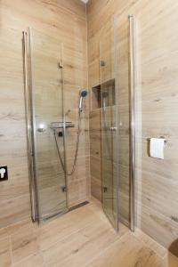 um chuveiro com uma porta de vidro na casa de banho em Ni-Ka em Pag