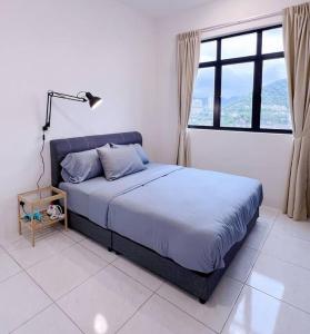 1 dormitorio con 1 cama con lámpara y ventana en TheSun #Studio #BayanLepas #Pisa, en Kampong Manggis