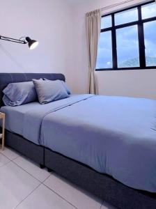 Cama grande en habitación con ventana en TheSun #Studio #BayanLepas #Pisa, en Kampong Manggis