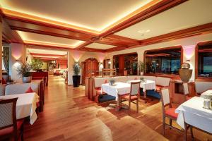 ห้องอาหารหรือที่รับประทานอาหารของ Wellnesshotel Sonnenhalde Tonbach