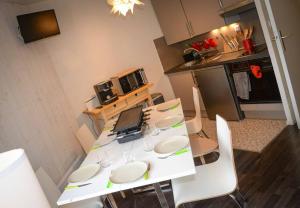 Η κουζίνα ή μικρή κουζίνα στο -30% sur Location Skis Centre Station Les 2 Alpes +7 φωτογραφίες