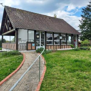 un edificio con ventanas grandes en un lateral en CAMPING ONLYCAMP LA VARENNE en Neung-sur-Beuvron