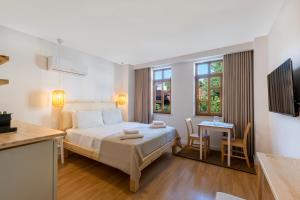 sypialnia z łóżkiem, stołem i telewizorem w obiekcie Audo Studio Hotel w mieście Antalya