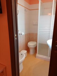 マルツァメミにあるIl Poggetto Marzamemi B&Bのバスルーム(トイレ、洗面台付)