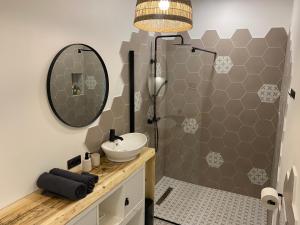 Koupelna v ubytování La Familia Seaside Residence + 29 fotografií