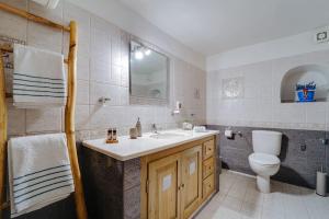 Koupelna v ubytování Star Cactus Traditional Cave Suite with Jacuzzi + 51 fotografií