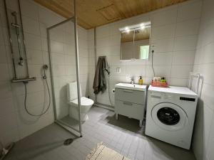 y baño con lavadora y aseo. en Near center w/ smart-TV, tram stop and gym visit, en Tampere