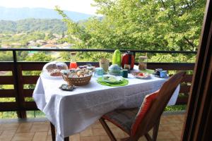 una mesa con comida en la parte superior de un balcón en B&B All'Antica Fonte, en Forgaria nel Friuli