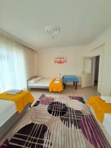 um quarto com duas camas e uma mesa em My Home em Beysehir