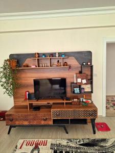 sala de estar con TV en un escritorio de madera en My Home, en Beysehir
