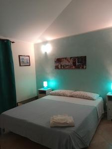 マルツァメミにあるIl Poggetto Marzamemi B&Bのベッドルーム(緑色の照明付きの白いベッド1台付)
