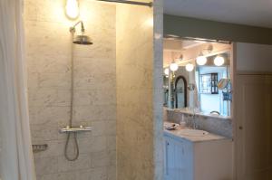 a bathroom with a shower and a sink at B&B Herengracht 21 in Amsterdam