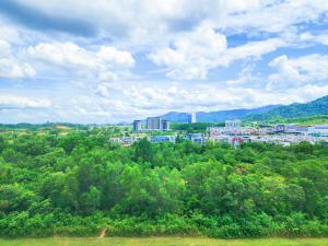 vistas a una ciudad con árboles y edificios en Casa Kayangan @ Meru 6 Pax Blissful Suite en Ipoh