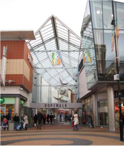 a group of people walking through a shopping mall at Kingsway Lounge - Accomodation for Nuneaton Contractors & Industrial estate - Free Parking & WIFI Sleeps up to 7 people in Nuneaton