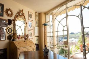 a room with a table and a large window at Ai Leoni Ruggenti - Giardino Segreto con Vista sul Monferrato in Ottiglio