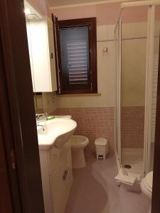 マルツァメミにあるIl Poggetto Marzamemi B&Bのバスルーム(洗面台、トイレ、シャワー付)