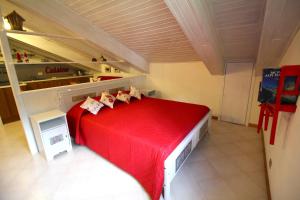 una camera con letto rosso di Il nido di Marelisa a Pragelato