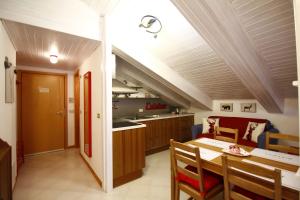 cocina y comedor con mesa y sillas en Il nido di Marelisa, en Pragelato