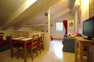 普拉傑拉托的住宿－Il nido di Marelisa，用餐室以及带桌椅的起居室。