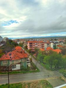 uma vista para uma cidade com casas e edifícios em My Home em Beysehir