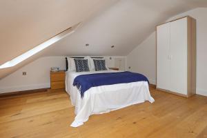 a bedroom with a large bed in a attic at Bright and Modern 2 bed flat in London