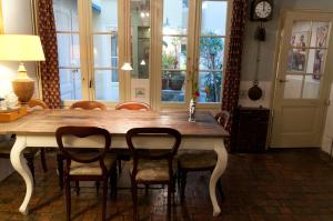 a dining room with a wooden table and chairs at B&B Herengracht 21 in Amsterdam