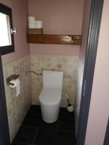 baño con aseo blanco en una habitación en Home Relax Perche : gîte avec prestations bien-être en Montigny-le-Chartif