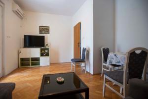 席烏倪的住宿－Apartments Davorka Šimuni，客厅配有桌椅和电视。