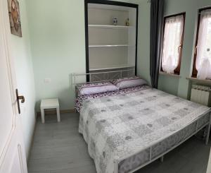 シルミオーネにあるResidence Degli Uliviのベッドルーム1室(紫色の枕が付いたベッド1台付)