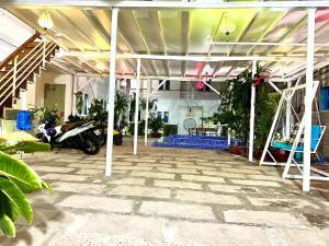 uma sala com plantas e uma moto estacionada nela em Orchid Guesthouse em Phu Quoc