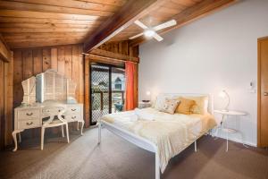 1 dormitorio con 1 cama, vestidor y TV en The Ark Family Beach House WIFI Netflix, en Port Elliot