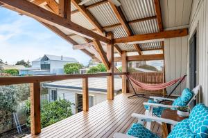 eine Terrasse mit Stühlen und einer Hängematte auf einem Haus in der Unterkunft The Ark Family Beach House WIFI Netflix in Port Elliot