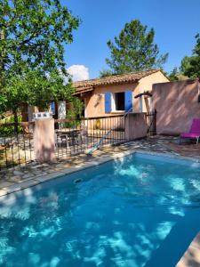 Bazén v ubytování 1 Chambre piscine commune et 1 Gite piscine privée La Sauvasse nebo v jeho okolí