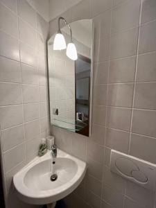 ein Badezimmer mit Waschbecken und Spiegel in der Unterkunft Studio Centar in Cres + 13 Fotos