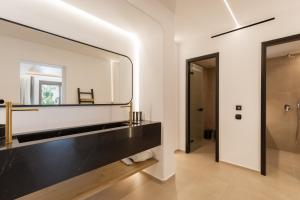 Koupelna v ubytování Calma Suites Mykonos + 37 fotografií