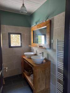 Baño con 2 lavabos y espejo en Home Relax Perche : gîte avec prestations bien-être en Montigny-le-Chartif