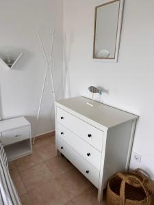Vestidor blanco en una habitación blanca con espejo en Apartamentos Calan Blanes Park CB APM 2142 ,nº207 en Cala en Blanes